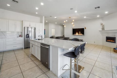 Kitchen - perfect for entertaining and stargazing into the vast open outdoors 