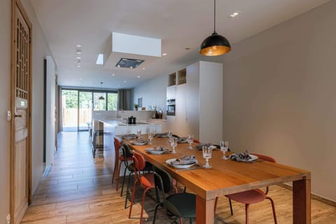 Enjoy your breakfast/dinner next to the open kitchen