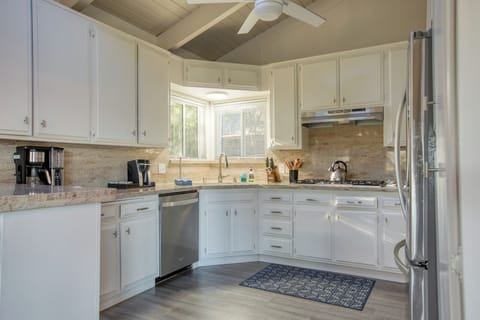 Fully equipped kitchen.