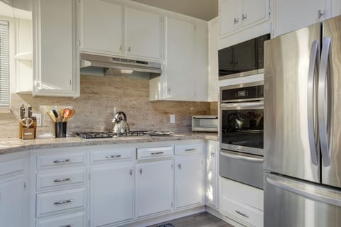 Fully equipped kitchen.