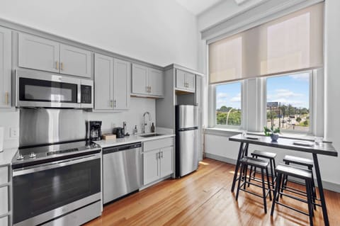 Kitchen: Cozy kitchen and dining setup, designed for comfort and convenience.