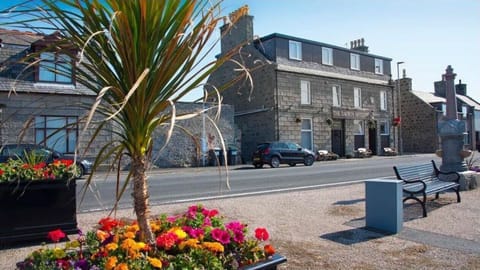 The Davron Hotel / restaurant and bars