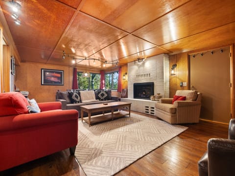 Mucoy Retreat Cozy Living Room