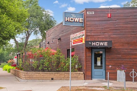 The Howe - kitchen bar