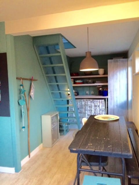 Keuken met trap naar slaapzolder