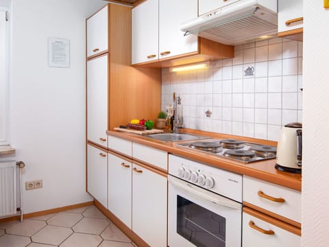 Kitchen, Kitchen Appliance, Major Appliance, Countertop, Kitchen Sink, Interior Design, Wood, Cabinetry, Sink, Flooring