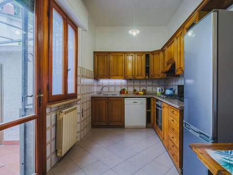 Water, Cloud, Sky, Property, Building, Swimming Pool, Seaside Resort, Blue, Tree, Azure