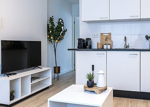 Compact kitchenette with everything you need – Studio appartement Eindhoven with hotel flair.