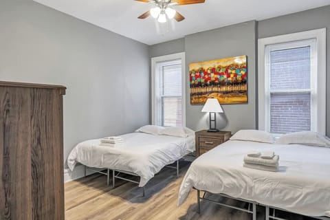 Bedroom 1 - 2 queens