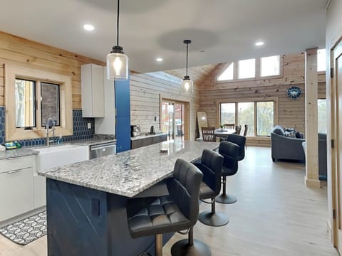 Full Kitchen w. Large Island + Barstool Seating