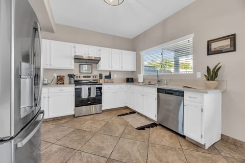 Upadated, fully stoked kitchen