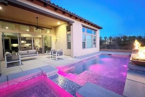 Luxe Desert Oasis: Pool, Spa, Gym & Golf Cart Access (1)