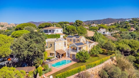 Spectacular family villa with pool in Marbella for 12 people