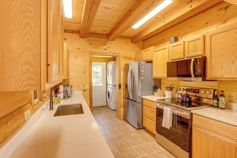 Kitchen | In-Unit Laundry | 2-Story Home | Free WiFi