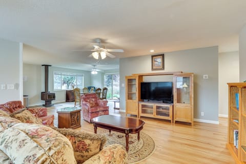 Enumclaw Vacation Rental | 3BR | 2BA | 1,700 Sq Ft | 1 Step to Enter