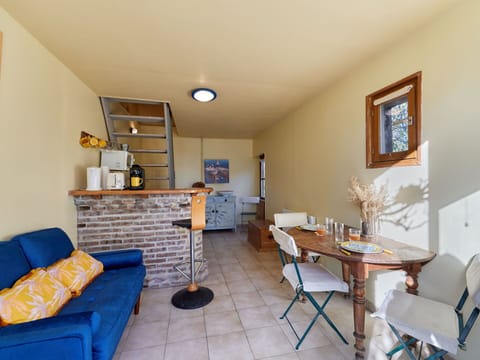 Table, Picture Frame, Property, Furniture, Couch, Building, Houseplant, Wood, Interior Design, Floor