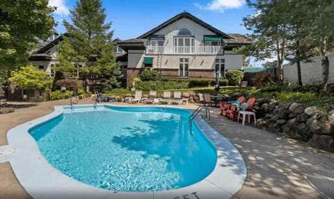 Enjoy the Hayloft Lodge amenities