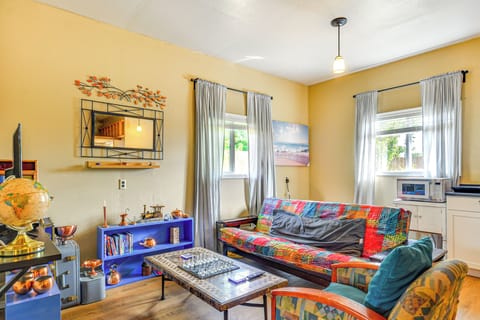 Living Room | Board Games & Books | DVD Player | Free WiFi | Full Futon
