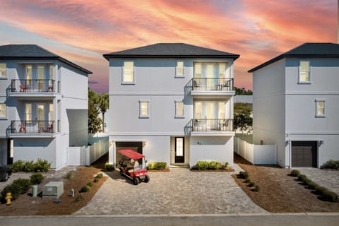 6-seat Golf Cart FREE during your stay! 2 minutes to the beach. Sleeps 14, 4 bedrooms, 4.5 bath, and 11 beds. Entertainment backyard and bunk rooms. Heated pool steps from the house!