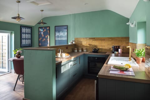 Fully Equiped Shaker Style Kitchen