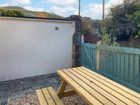 Outdoor | Roundabout Cottage, Settle