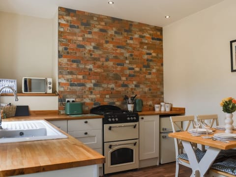 Kitchen/diner | Roundabout Cottage, Settle