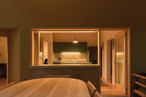 Zona de comunicación y convivencia entre la cocina y el comedor