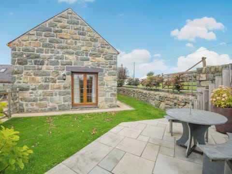 Sitting-out-area | Deri - Parc Wernol Cottages, Chwilog, near Pwllheli