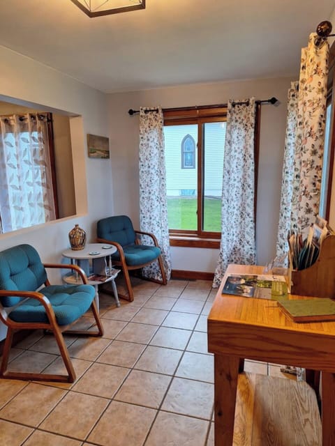 Front entry / seating area