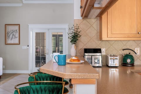 A sleek counter perfect for casual dining or morning coffee. 