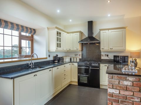 Kitchen | Siambr - Parc Wernol Cottages, Chwilog, near Pwllheli