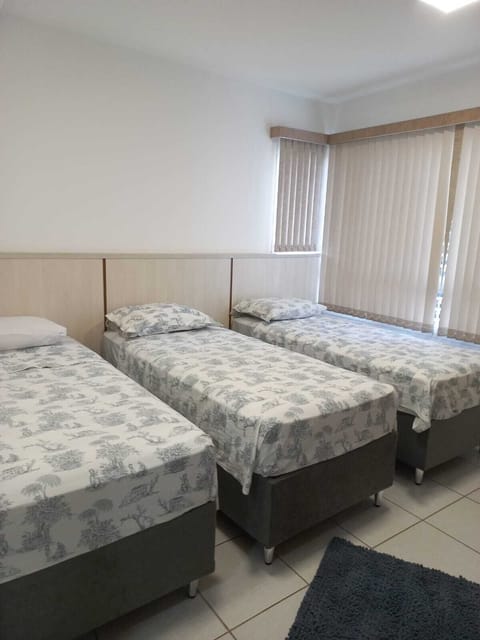 Quarto com camas de solteiros