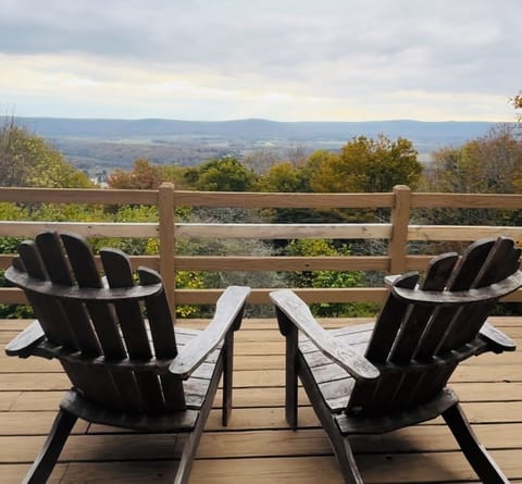 2 Level Deck with stunning view of the valley and sunset