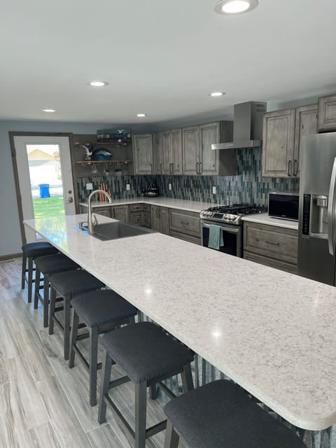 Kitchen & island seating