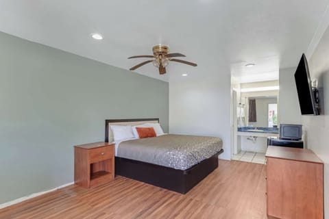 Unit with King bed. Exact unit will be assigned upon arrival. Views, colors, and decor may vary.