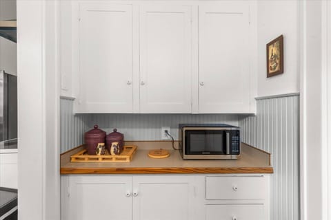 10 minute walk to Sherman Avenue