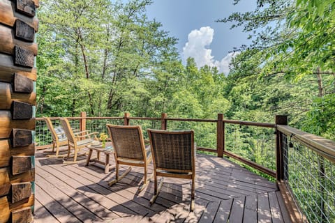 Take in the peaceful mountain views from this spacious deck — complete with comfortable rocking chairs for your morning coffee or sunset unwind. 🌄☕