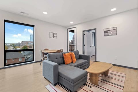 CozySuites Mass 1BR Queen - Lounge and Roof Deck