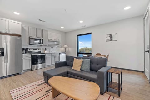 CozySuites Mass 1BR Queen - Lounge and Roof Deck