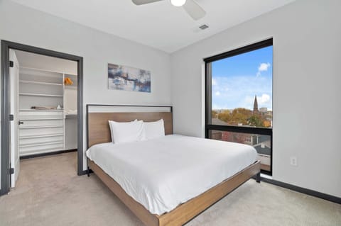 CozySuites Mass 1BR Queen - Lounge and Roof Deck