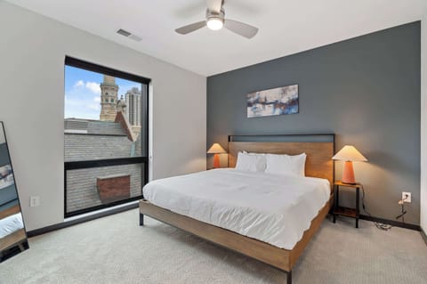 CozySuites Mass 1BR Queen - Lounge and Roof Deck