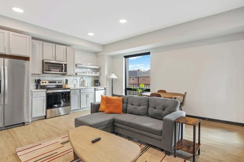 CozySuites Mass 1BR Queen - Lounge and Roof Deck