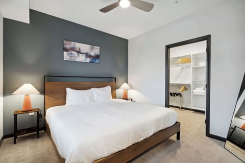 CozySuites Mass 1BR Queen - Lounge and Roof Deck