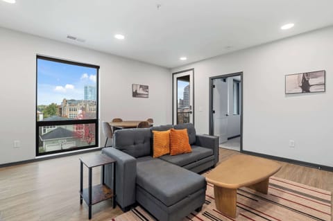CozySuites Mass 1BR Queen - Lounge and Roof Deck