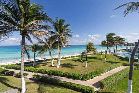 Beachfront villa exterior, Villas Nizuc 29, Cancún Hotel Zone