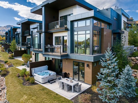 Luxury townhome in the Canyons Village! Steps to the Frostwood Gondola