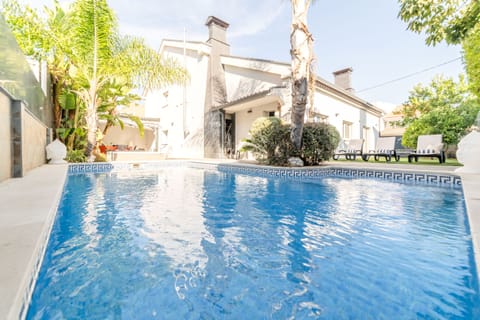 Private pool with sun terrace and loungers — Villa Geranios, holiday villa in Belverde