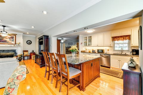 Kitchen | Main Level | Dual Keurig/Drip Coffee Maker | Dishwasher