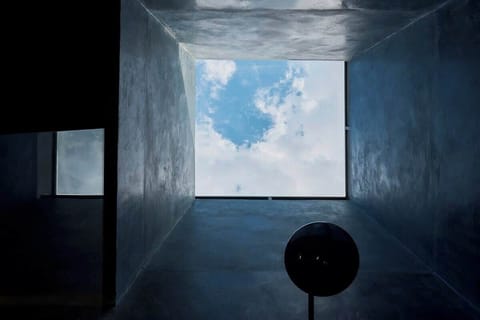 Tragaluz en la regadera.  Apartamento Azúl