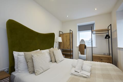 Book Your Dream Stay in Huddersfield – Peaceful & Cozy Bedrooms Await
